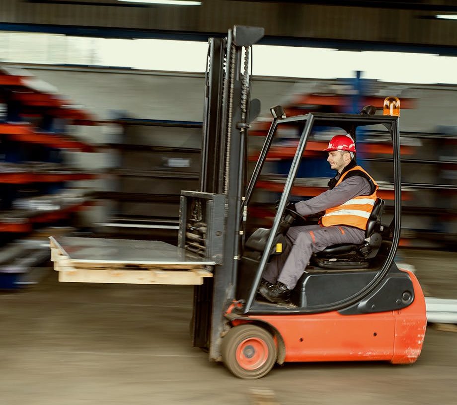 Vysokozdvižný vozík – podlieha PZP alebo nie?