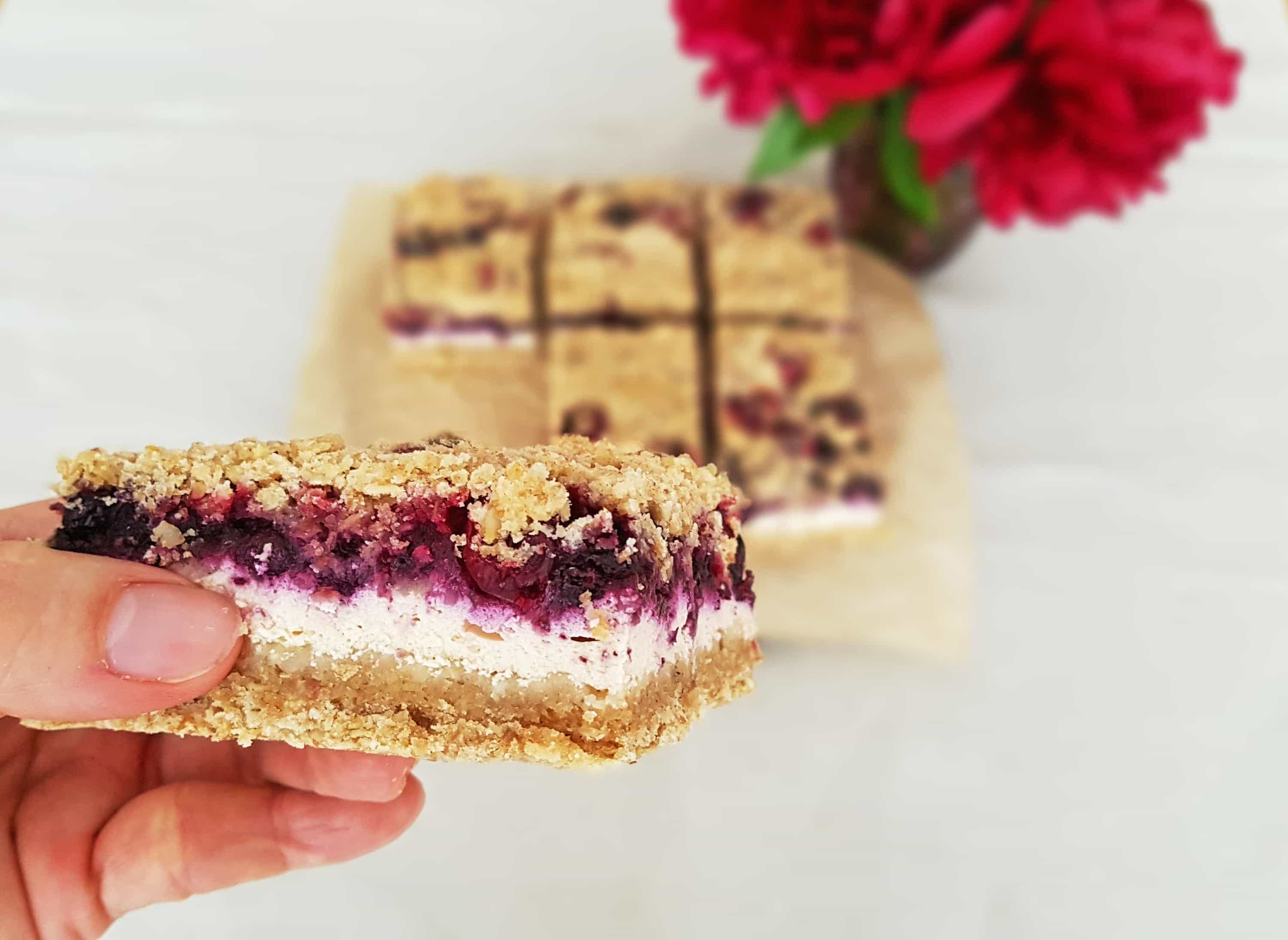 Fit koláč z vločiek, tvarohu a ovocia