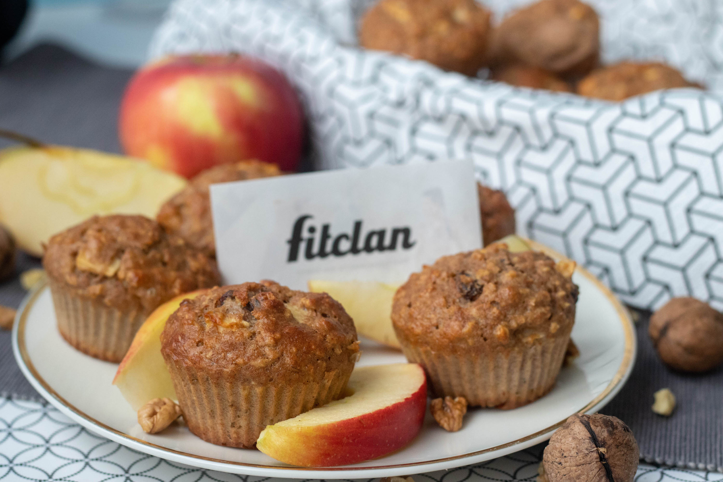 Naše najobľúbenejšie zdravé muffiny: jablkové s orechami a hrozienkami