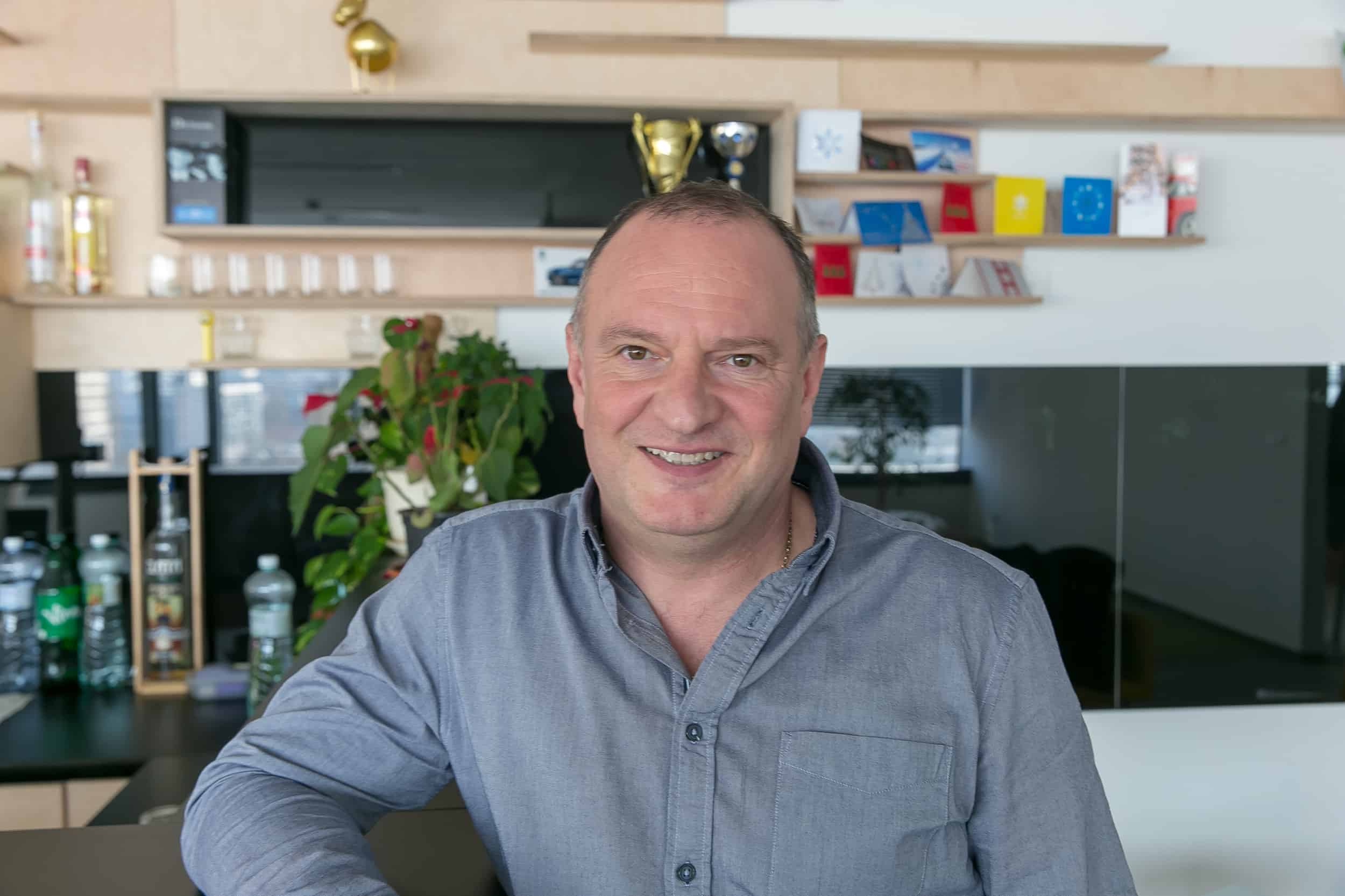 PODCAST s motoristickým novinárom a odborníkom Alexom Štefucom o nástrahách šoférovania, o nových technológiách a o bezpečnosti na cestách