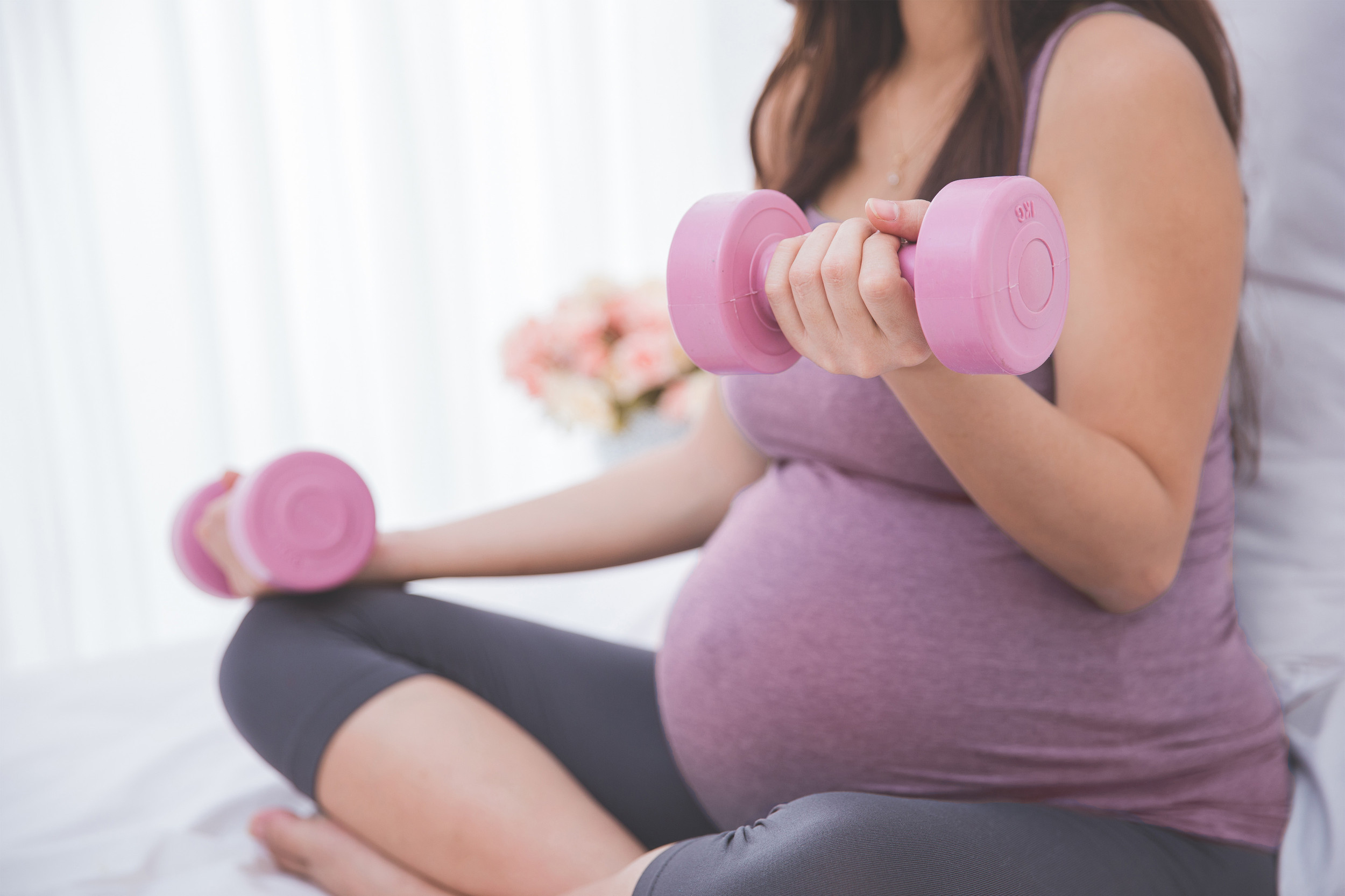 Na čo si treba dať pozor pri cvičení v tehotenstve a po pôrode – radí osobný tréner