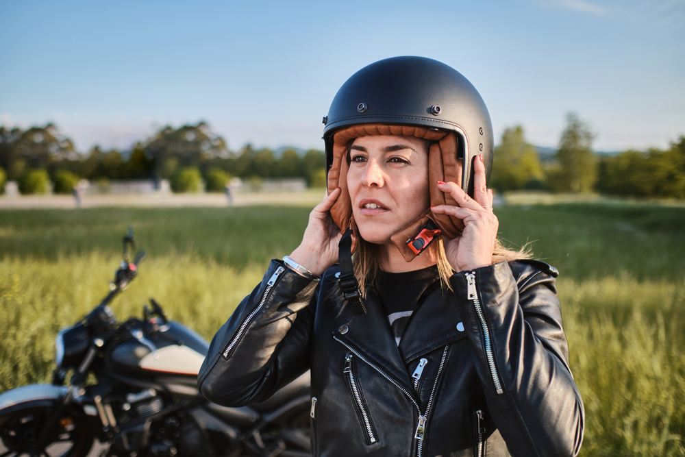 Motorkári, poskytuje vám vaša prilba dostatočnú ochranu? Poradíme vám, ako si vybrať tú správnu.